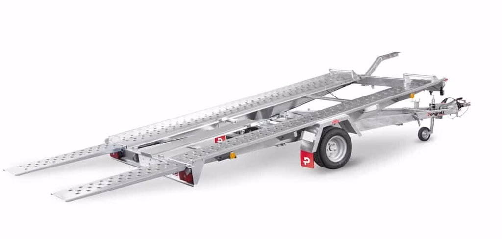 Aluminium-Autotransporter mit zwei aufgeklappten Rampen und rotem Rad auf weißem Hintergrund.