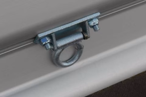Metallische Schelle mit Schraube an einer horizontalen Stange befestigt.