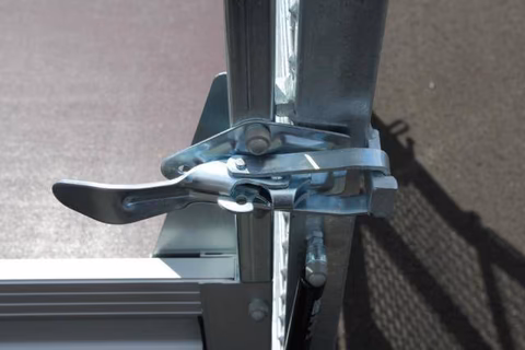Fahrradschloss an Rahmen befestigt, Sicherungsmechanismus mit Hebel und Metallbügel sichtbar.