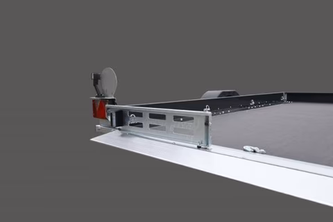 Dachmontageset mit Satellitenantenne und Halterungssystem auf grauem Hintergrund.