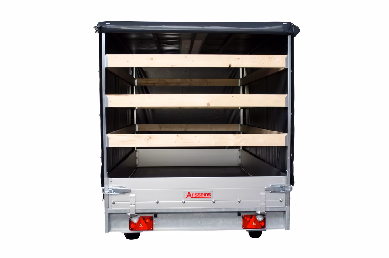 Viehanhänger mit Holzbalken, offene Heckklappe, Anssems-Marke, Rückleuchten sichtbar.