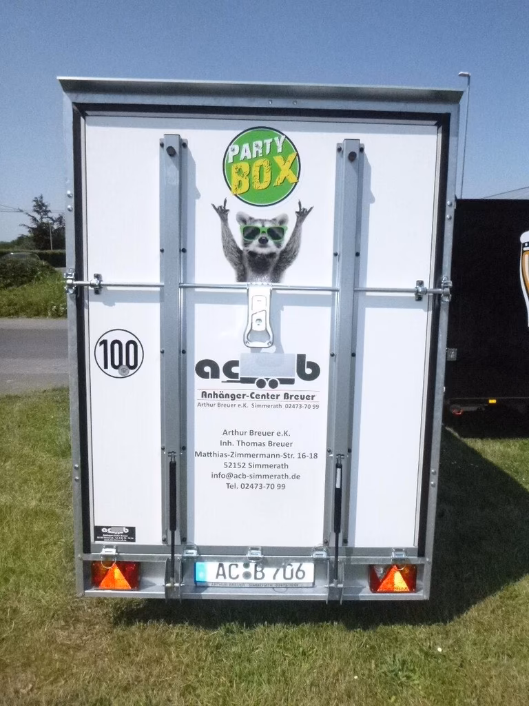 Anhänger mit "Party Box" Werbung, Waschbär-Motiv und Kontaktdaten von Arthur Breuer e.K. aus Simmerath.