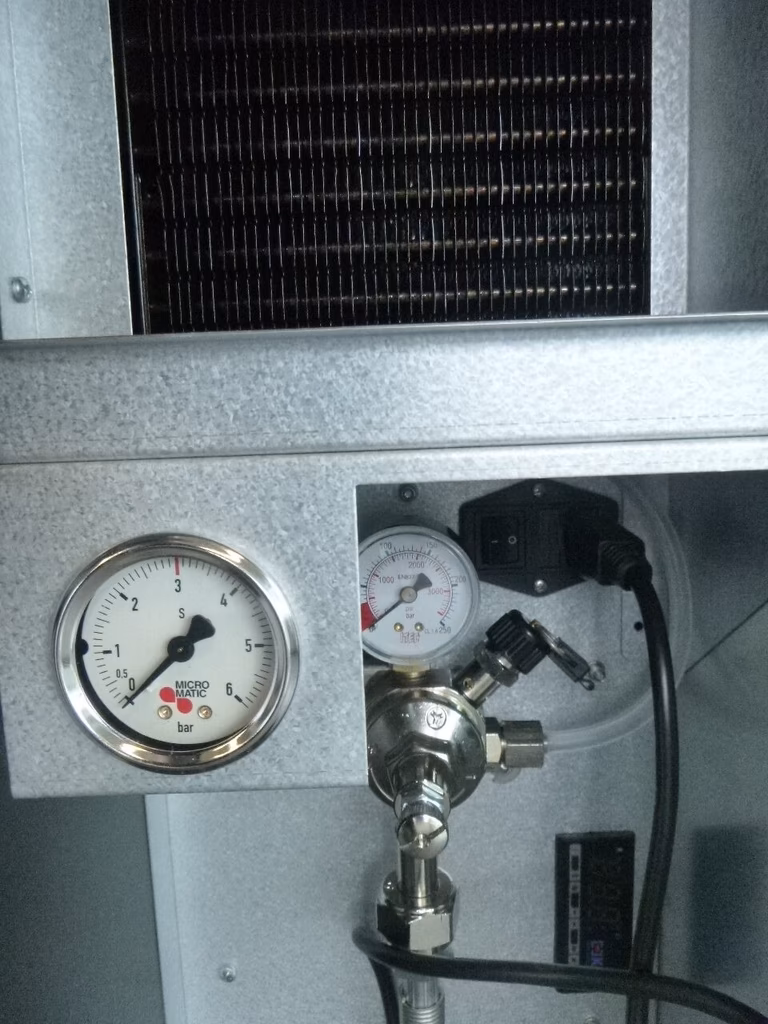 Druckmanometer und Regelventil an Kühlanlage mit Manometer zur Druckkontrolle.