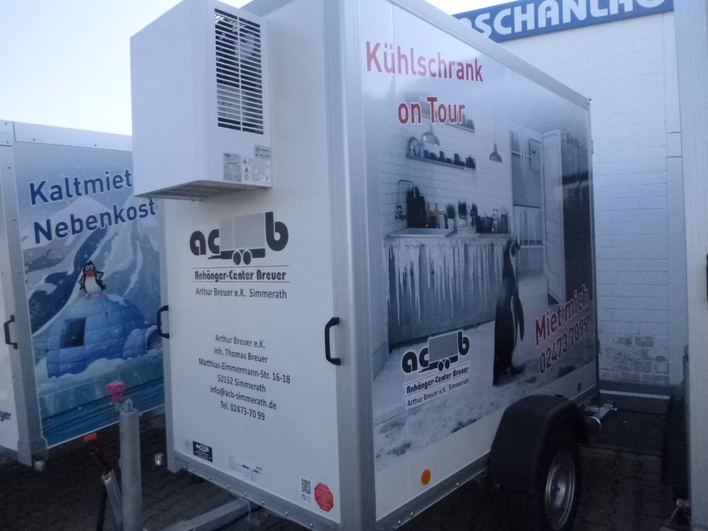 Kühlwagen mit Aufschriften "Kühlschrank on Tour" und Kontaktdaten von Anhänger-Center Breuer aus Simmerath.