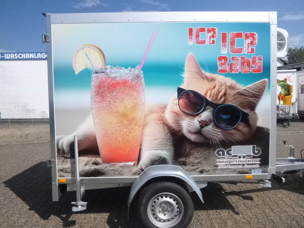 Eiswagen mit Katze in Sonnenbrille und Cocktail auf hellblauem Hintergrund mit Strand und Text "ICE ICE BABY".