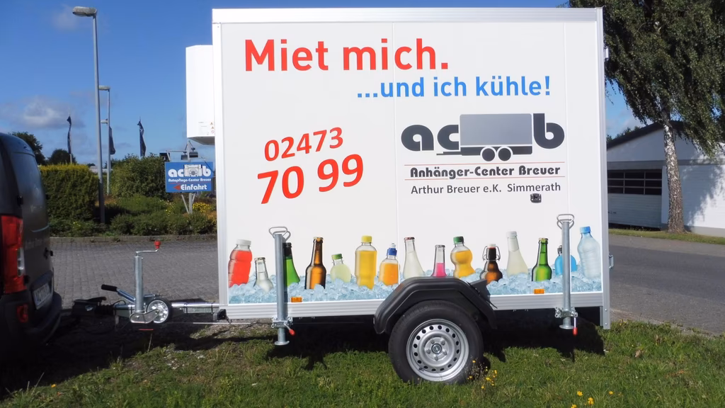 Anhänger-Center Breuer Werbeplakat mit Slogan "Miet mich...und ich kühle!" und Telefonnummer auf Transportanhänger.