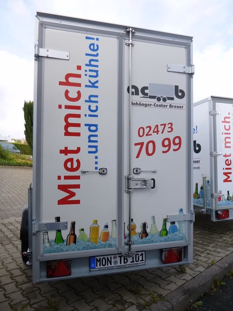 Kühlfahrzeug mit Aufschrift "Miet mich und ich kühle" und Telefonnummer 02473 7099, Anhänger-Center Breuer.