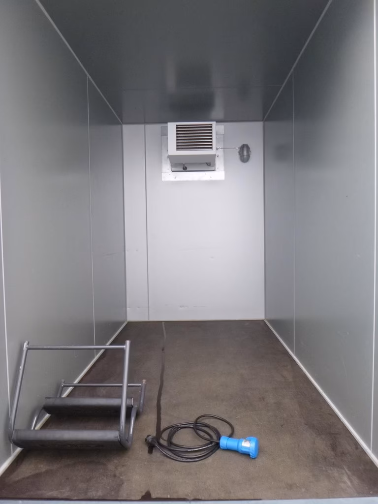 Leerer Raum mit Klimaanlage, Stromkabel und Walze auf Betonboden.