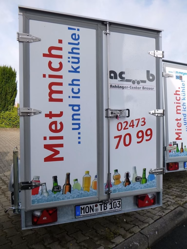 Kühlfahrzeug mit Werbung "Miet mich und ich kühle" für Getränkelieferung, Telefonnummer 02473 7099.