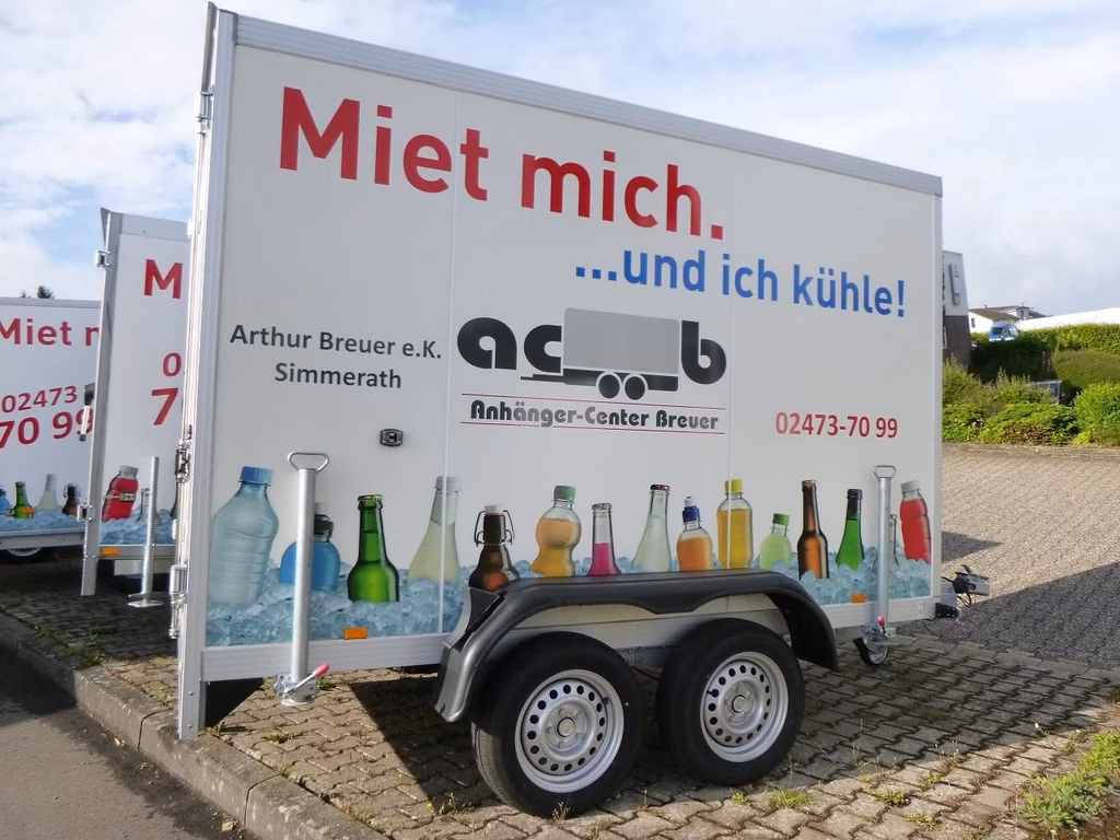 Kühlanhänger mit Aufschrift "Miet mich...und ich kühle!" von Arthur Breuer e.K. aus Simmerath.