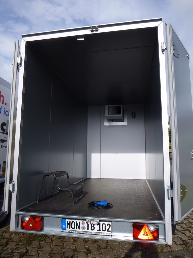 Leerer Kühlwagen mit offener Hecktür, Metallboden und Klimaanlage, deutsches Kennzeichen sichtbar.