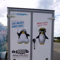 Lastwagen mit Pinguin-Motiv und deutschem Text "Der macht echt cool" und "Miet mich"