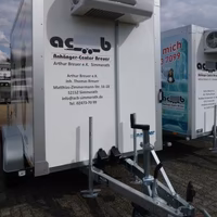 Anhänger-Center Breuer Kühlanhänger mit Klimaanlage, weiß, auf Ausstellungsgelände geparkt.
