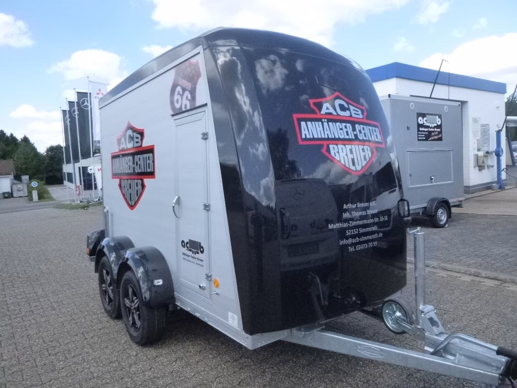 ACB Anhänger-Center Breuer Verkaufsanhänger mit Harley-Davidson Logo auf Parkplatz.