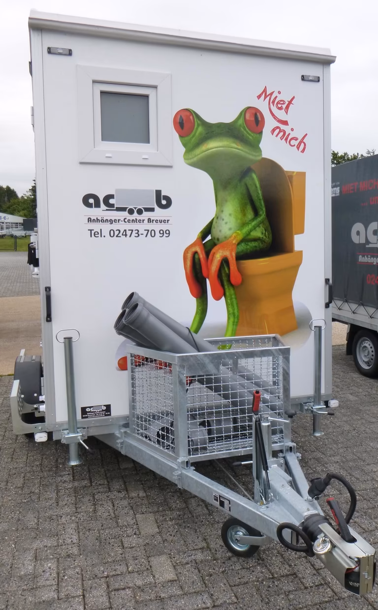 Anhänger mit Frosch-Grafik und Schriftzug "Miet mich" der Firma ac_b Anhänger-Center Breuer.